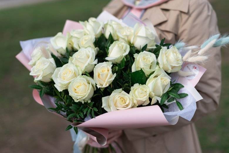 К чему дарят белые розы девушке или женщине на день рождения: приметы +фото