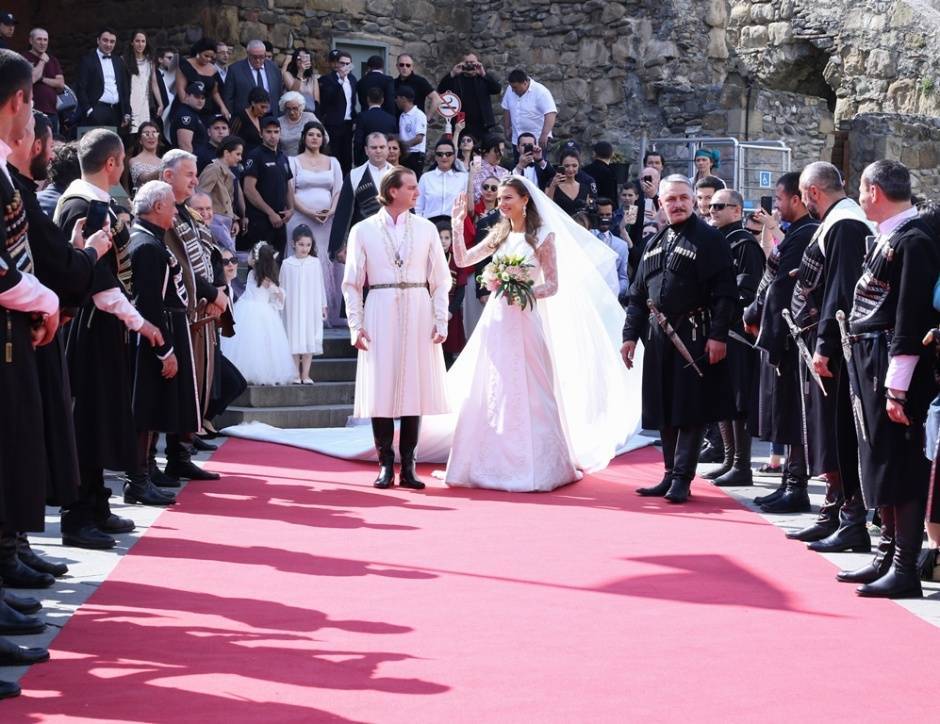 Грузинская свадьба - народные традиции и обычаи. особенности бракосочетания и обручения. правила грузинской семьи. 
 - мадлоба