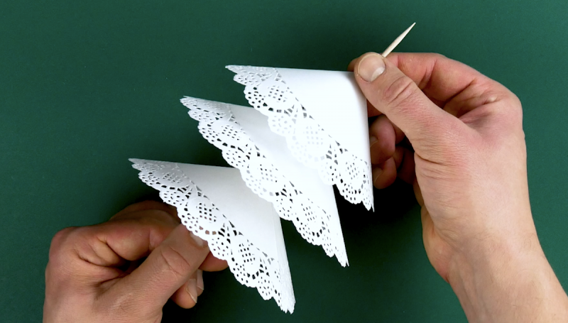 Кружевные елочки: гирлянда из бумаги своими руками для украшения группы или класса