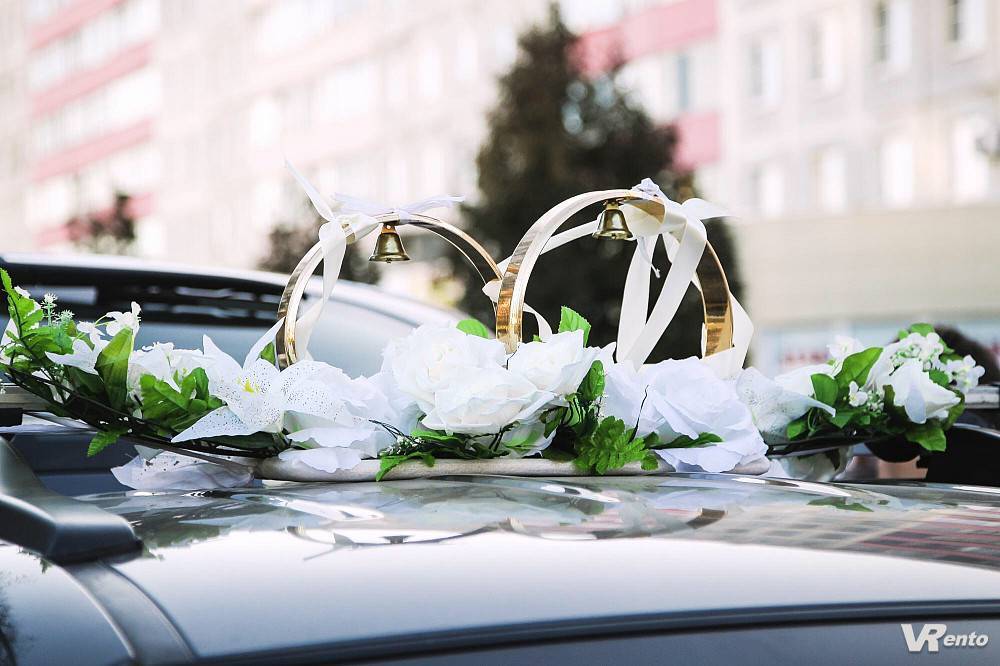 Свадебные украшения на машину своими руками. как украсить машину на свадьбу лентами, цветами, шарами, бантом, фатином, сердцами, кольцами: фото