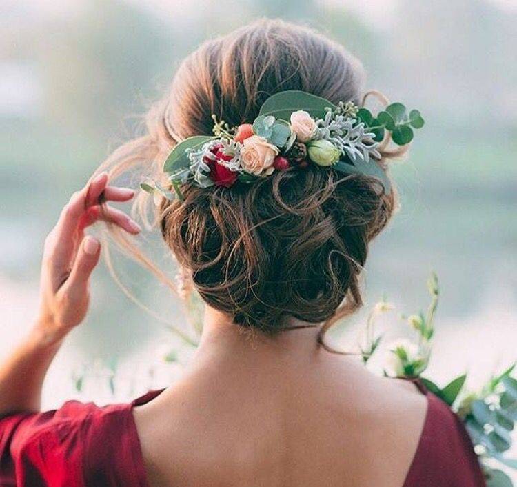 Свежесть природы: как создаются лучшие свадебные прически с цветами