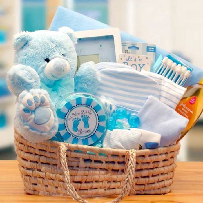 Оригинальные и практичные подарки новорожденным мальчикам: что можно подарить на рождение или на 1 месяц